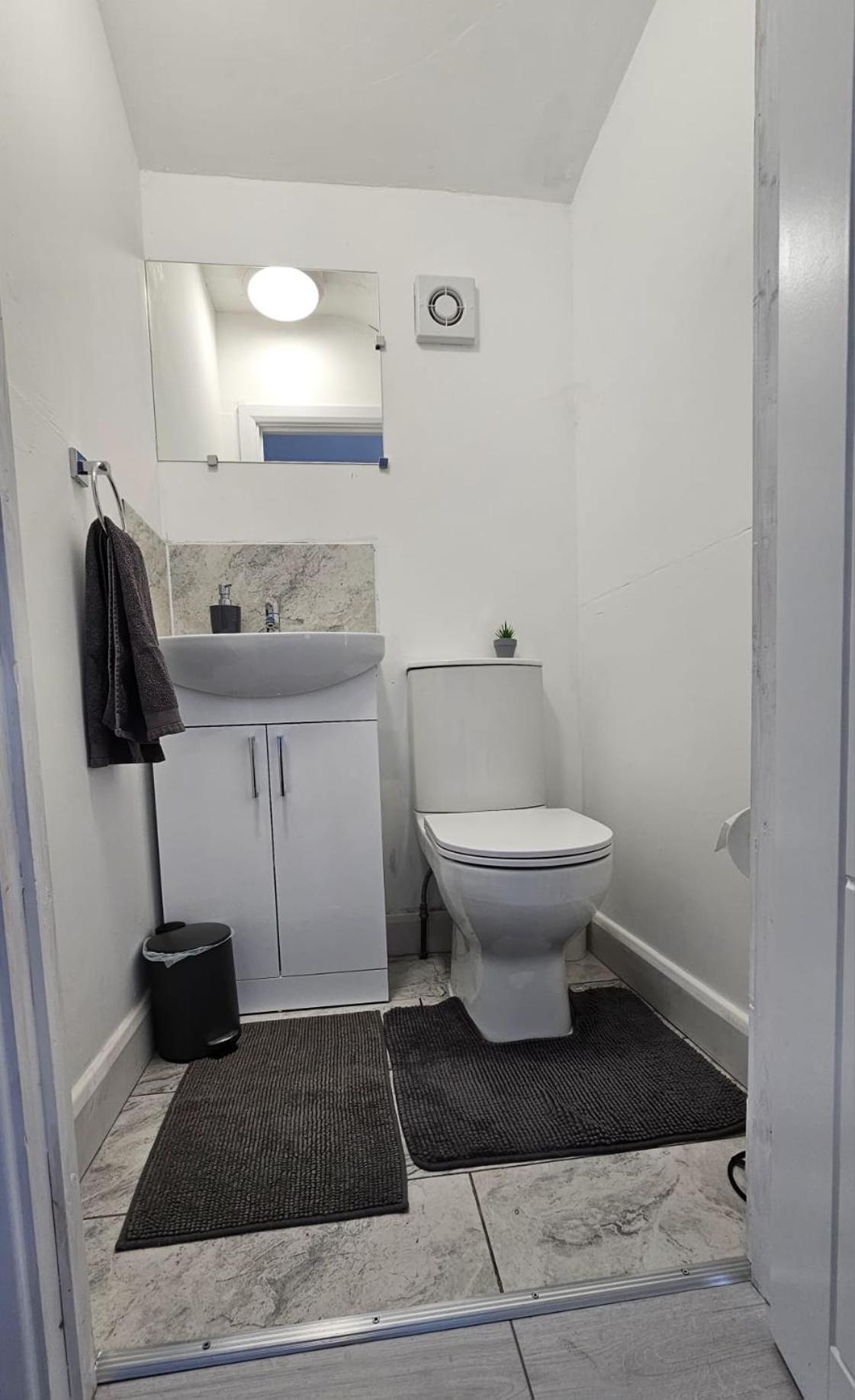The Crescent, 3 Bed House With 2-3 Parking Spaces, Great For Contractors And Family Greenhithe Exterior foto