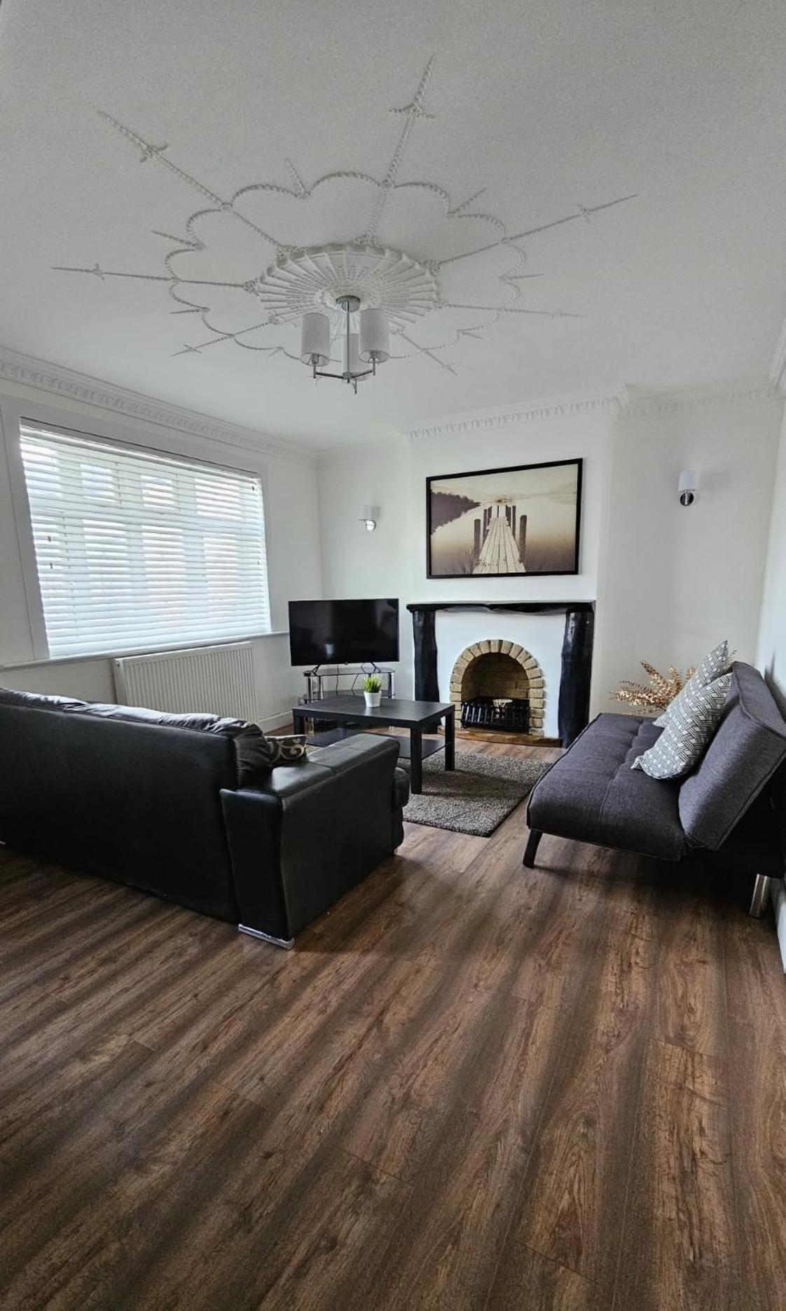 The Crescent, 3 Bed House With 2-3 Parking Spaces, Great For Contractors And Family Greenhithe Exterior foto